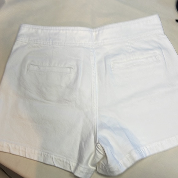 Gap 4” high rise stride shorts - Picture 2 of 5
